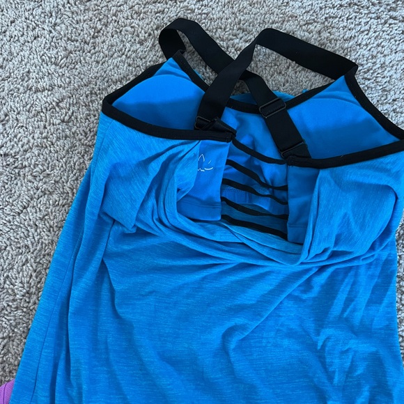 Bundle of 5 Women’s Small Athletic shirts - Picture 3 of 6